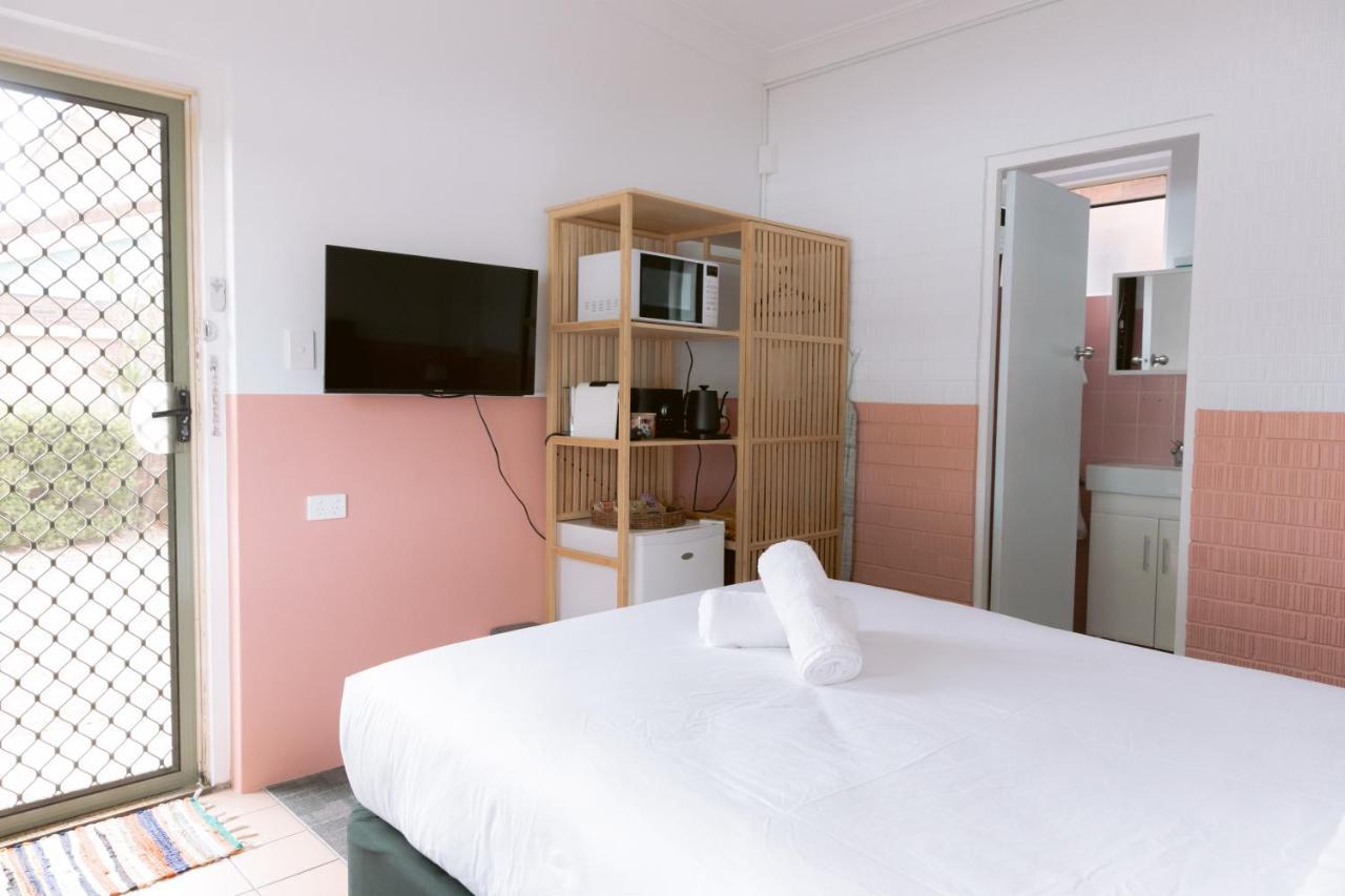 Black Swan Waterfront Motel (Adults Only) Swansea Dış mekan fotoğraf