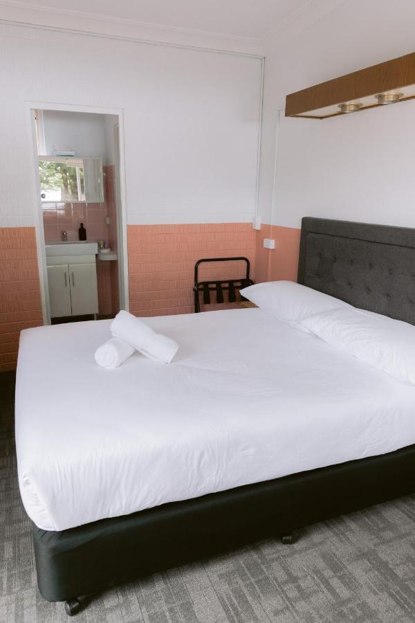 Black Swan Waterfront Motel (Adults Only) Swansea Dış mekan fotoğraf