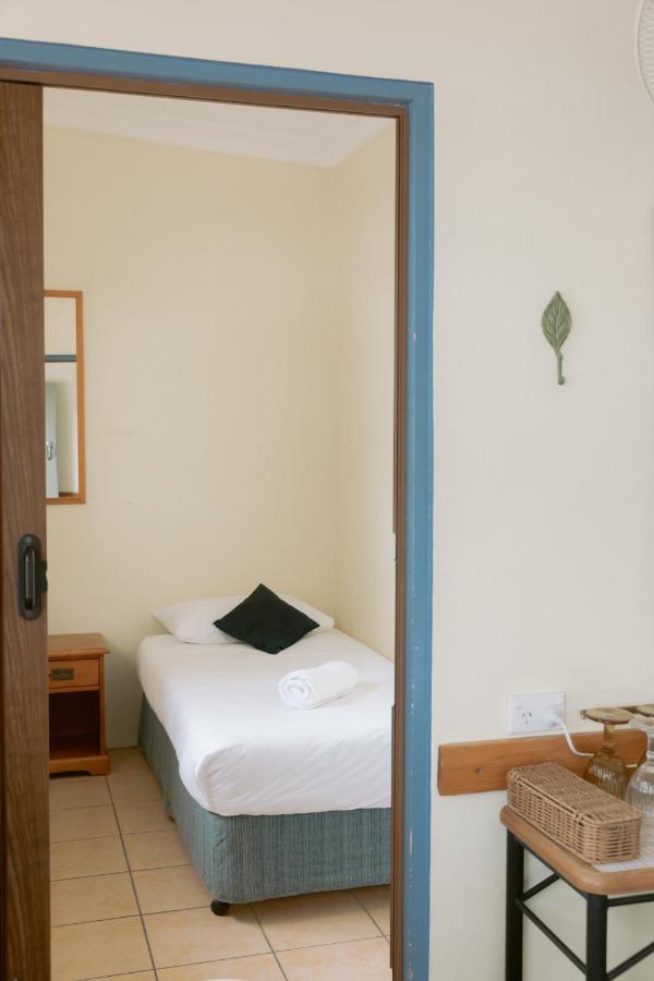 Black Swan Waterfront Motel (Adults Only) Swansea Dış mekan fotoğraf