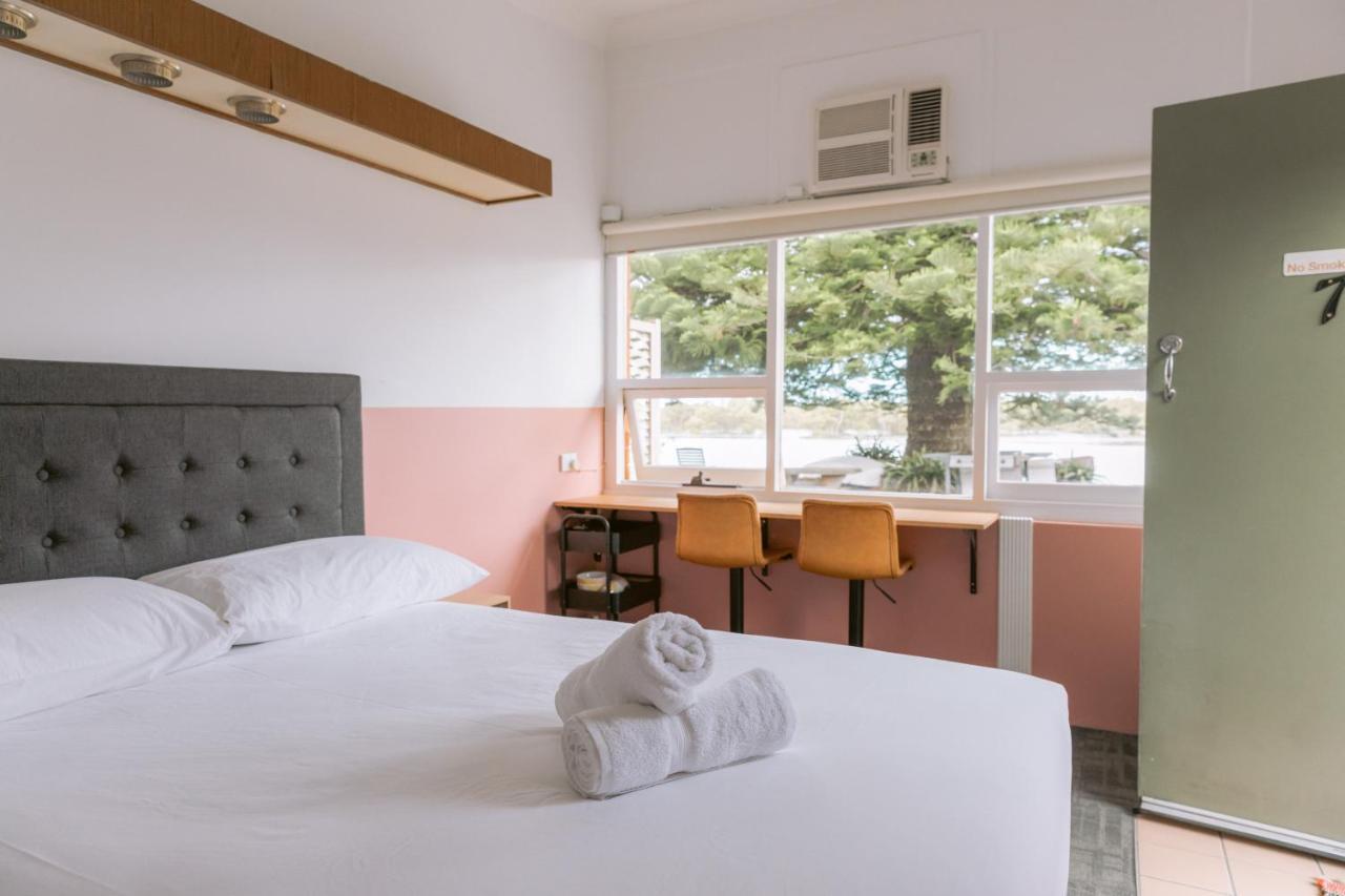 Black Swan Waterfront Motel (Adults Only) Swansea Dış mekan fotoğraf