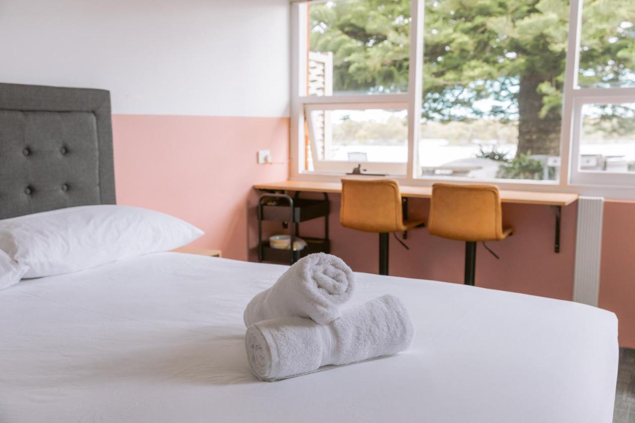 Black Swan Waterfront Motel (Adults Only) Swansea Dış mekan fotoğraf