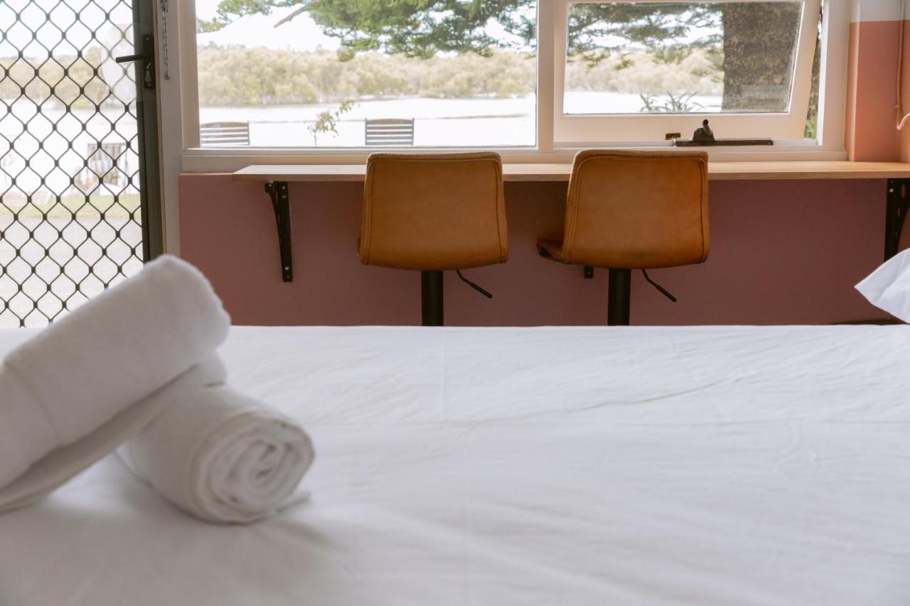 Black Swan Waterfront Motel (Adults Only) Swansea Dış mekan fotoğraf
