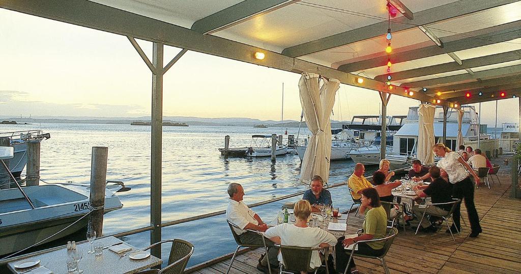 Black Swan Waterfront Motel (Adults Only) Swansea Dış mekan fotoğraf