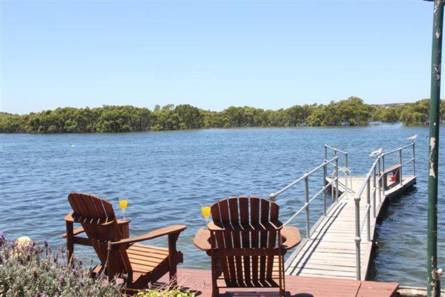 Black Swan Waterfront Motel (Adults Only) Swansea Dış mekan fotoğraf